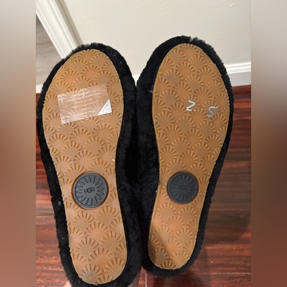 UGG Black Fluffy Slippers Size 8 - Picture 3 of 4